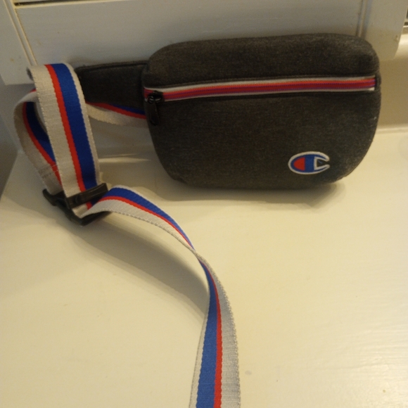 Champion crossbody/belt bag - Picture 2 of 9